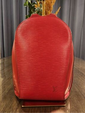 LOUIS VUITTON
Epi Mabillon Backpack Castillan Red